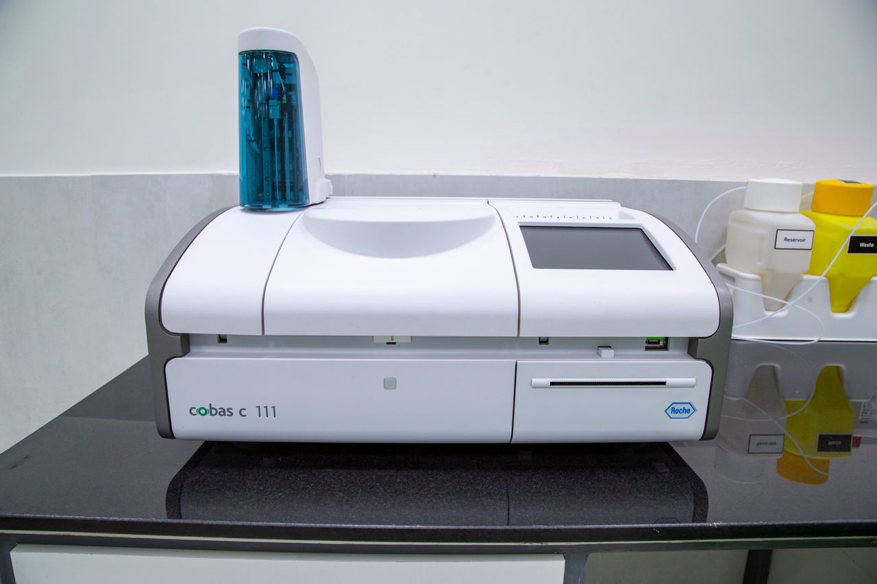 Menu High-tech medical analyzer in a laboratory with sterile conditions.
